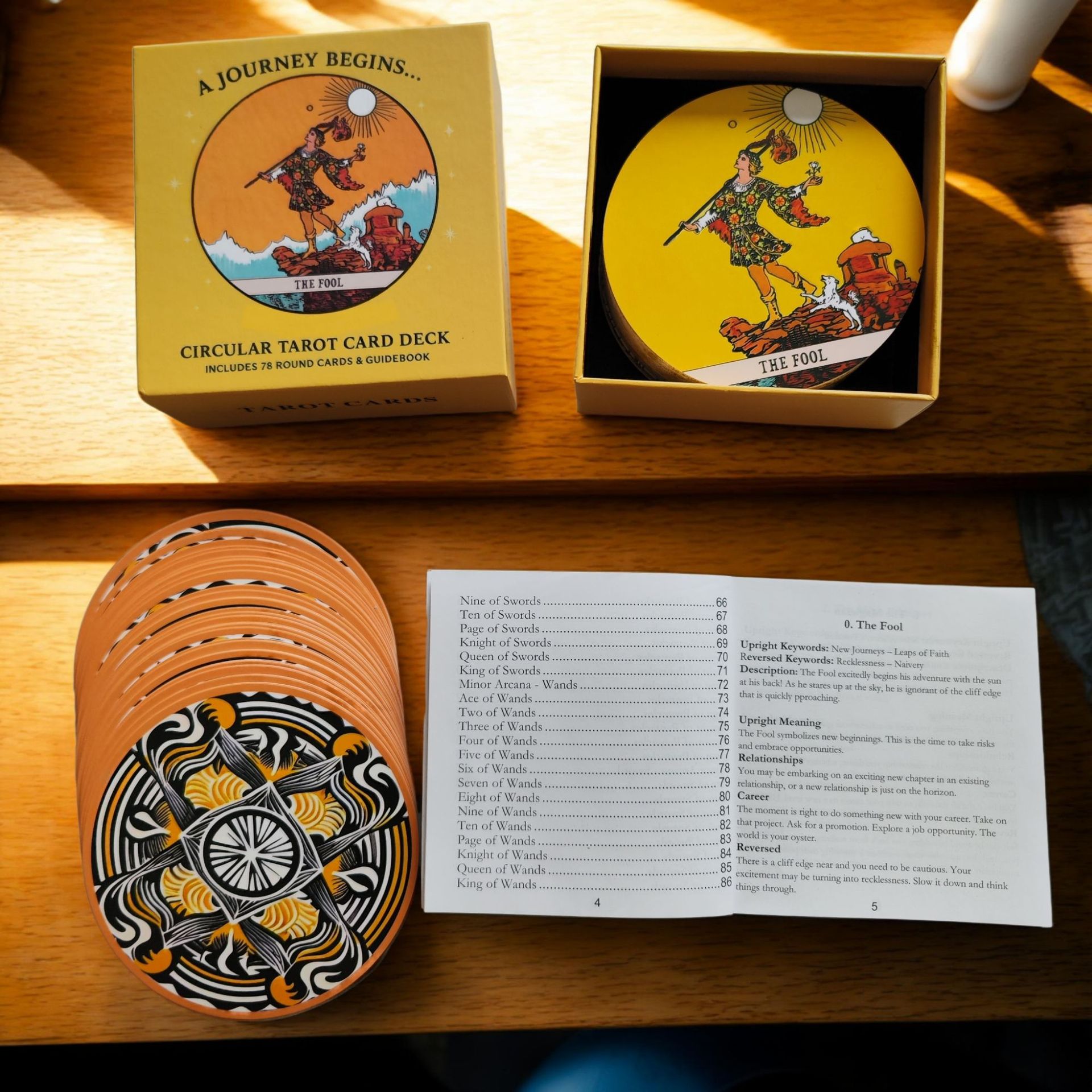 Tarot Cards Deck With Guidebook - Okrągła talia kart tarota zawiera 78